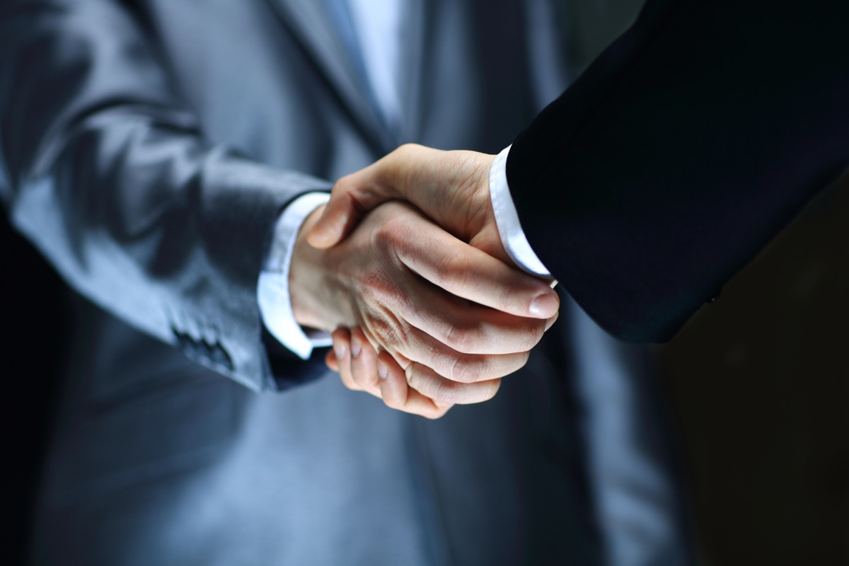 Professionnels en réunion de travail